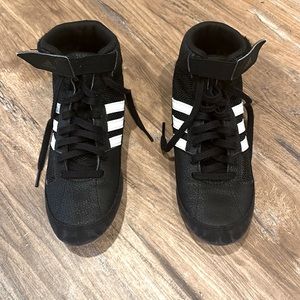 Boys Adidas Wrestling Shows. In almost new condition. In Boys size 5.